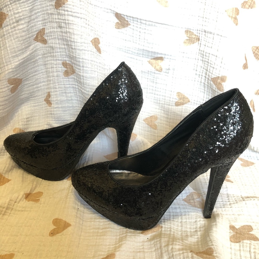 Six inch black heels 👠